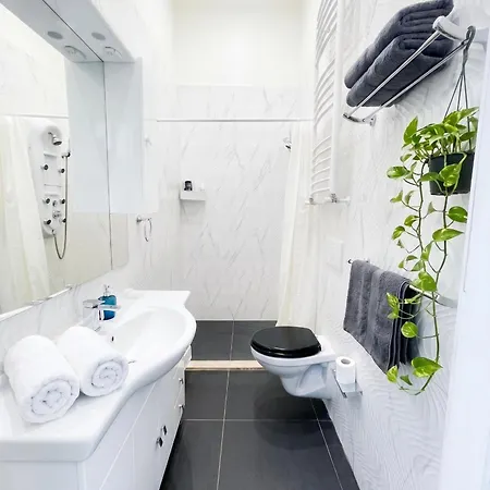 Elizabeth Queen Residency - 5 Rooms, Garage * Budapest
